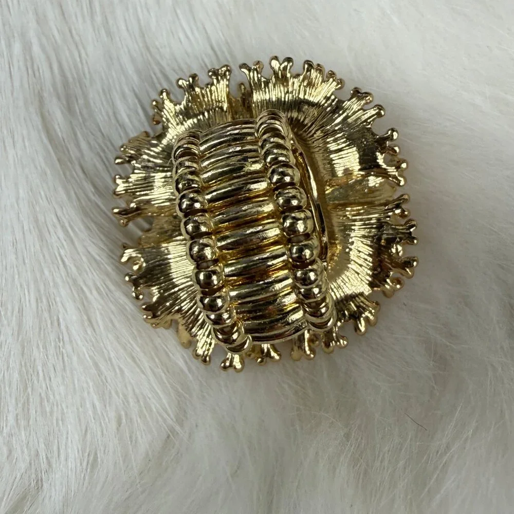 Abstract Flower Stretch Ring 3D Figural Cream & Gold Tone